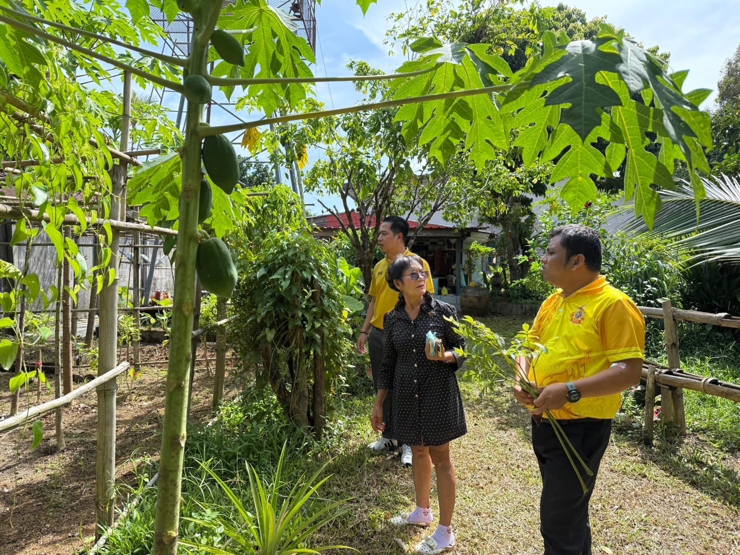 สำนักงานพัฒนาชุมชน อำเภอสุไหงโก-ลก จังหวัดนราธิวาส ลงพื้นเยี่ยมเยียนครัวเรือนต้นแบบ กิจกรรมสร้างความมั่นคงทางอาหาร ตำบลปาเสมัส