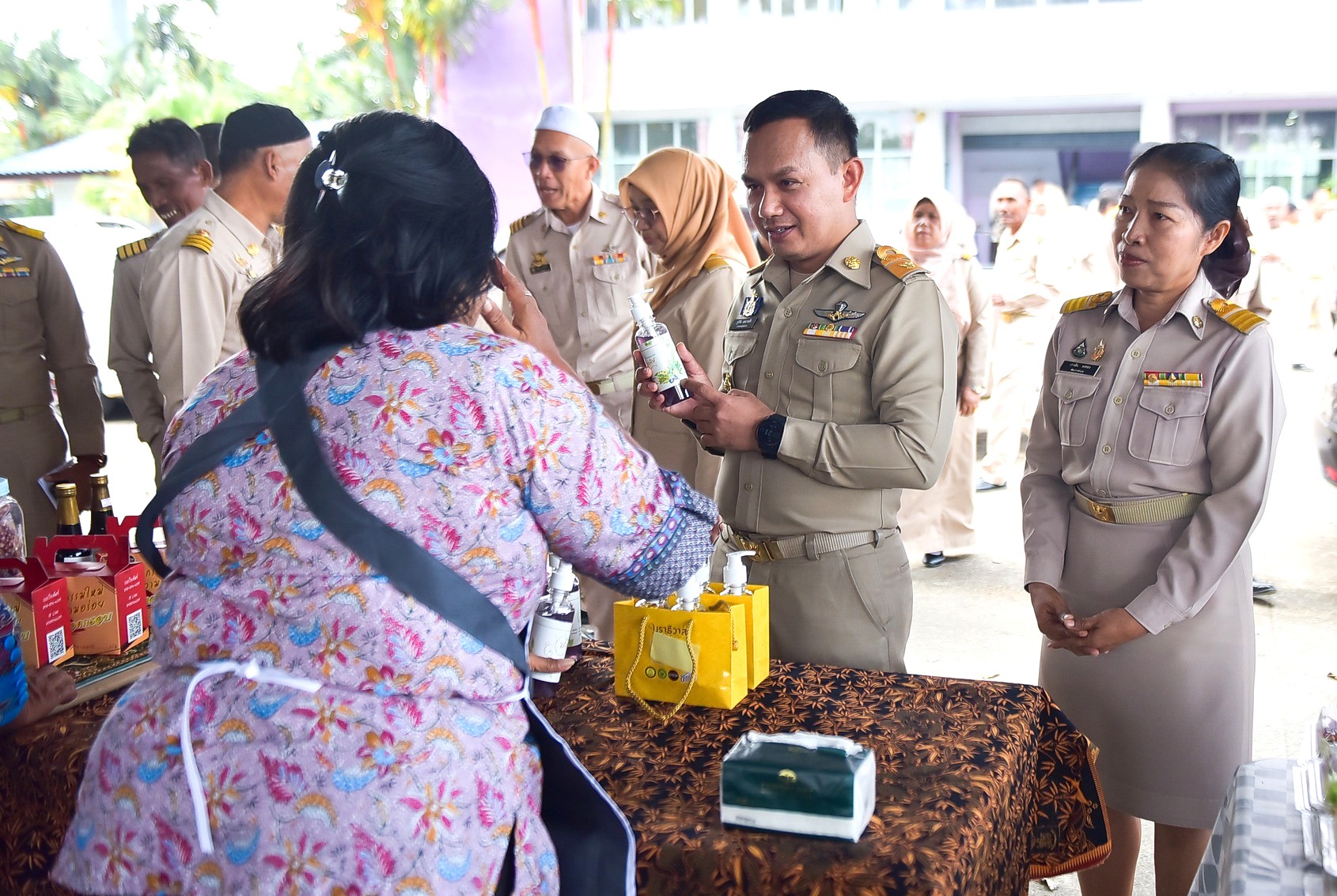 สำนักงานพัฒนาชุมชนอำเภอ สุไหงโก-ลก ดำเนินโครงการ ตลาดนัดคนไทยยิ้มได้  อย่างต่อเนื่อง