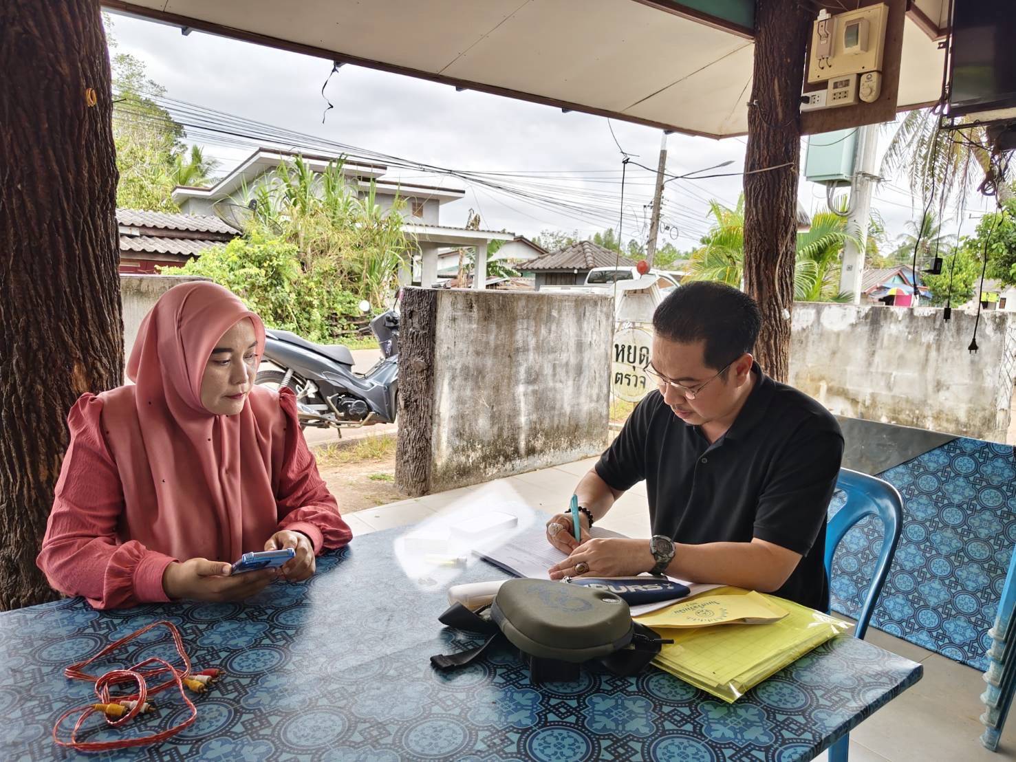 สำนักงานพัฒนาชุมชน อำเภอสุไหงโก-ลก ลงพื้นที่ ติดตามการดำเนินงาน โครงการแก้ไขปัญหาความ ยากจน (กข.คจ.)  บ้านมือบา