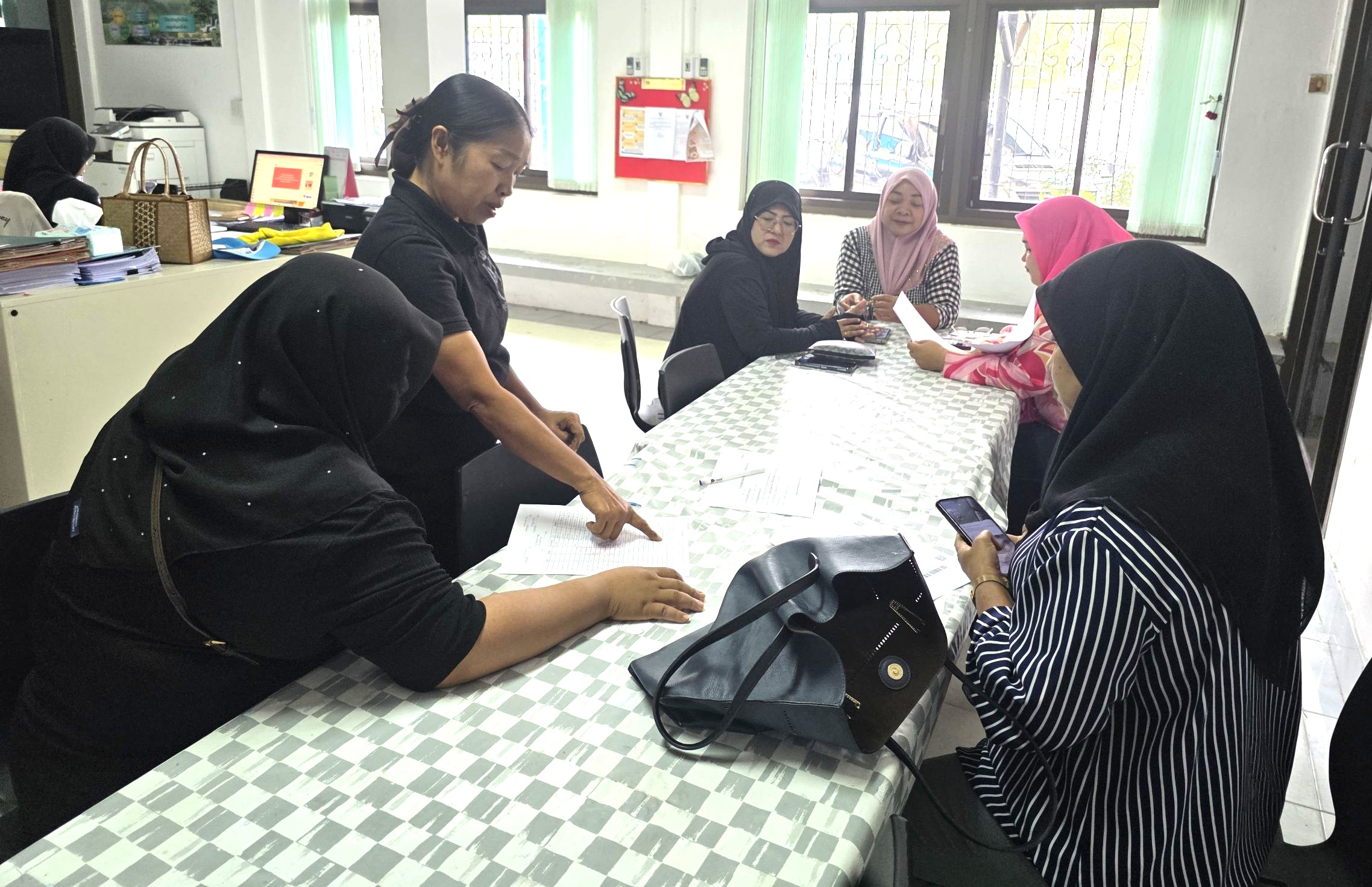 สำนักงานพัฒนาชุมชน อำเภอสุไหงโก-ลก  ดำเนินการสร้างความ เข้าใจการดำเนินโครงการ ส่งเสริมอาชีพแก่สมาชิก กองทุนพัฒนาบทบาทสตรี และจัดทำสัญญากู้ยืม เงินทุนหมุนเวียนกองทุนฯ ประจำปี 2569