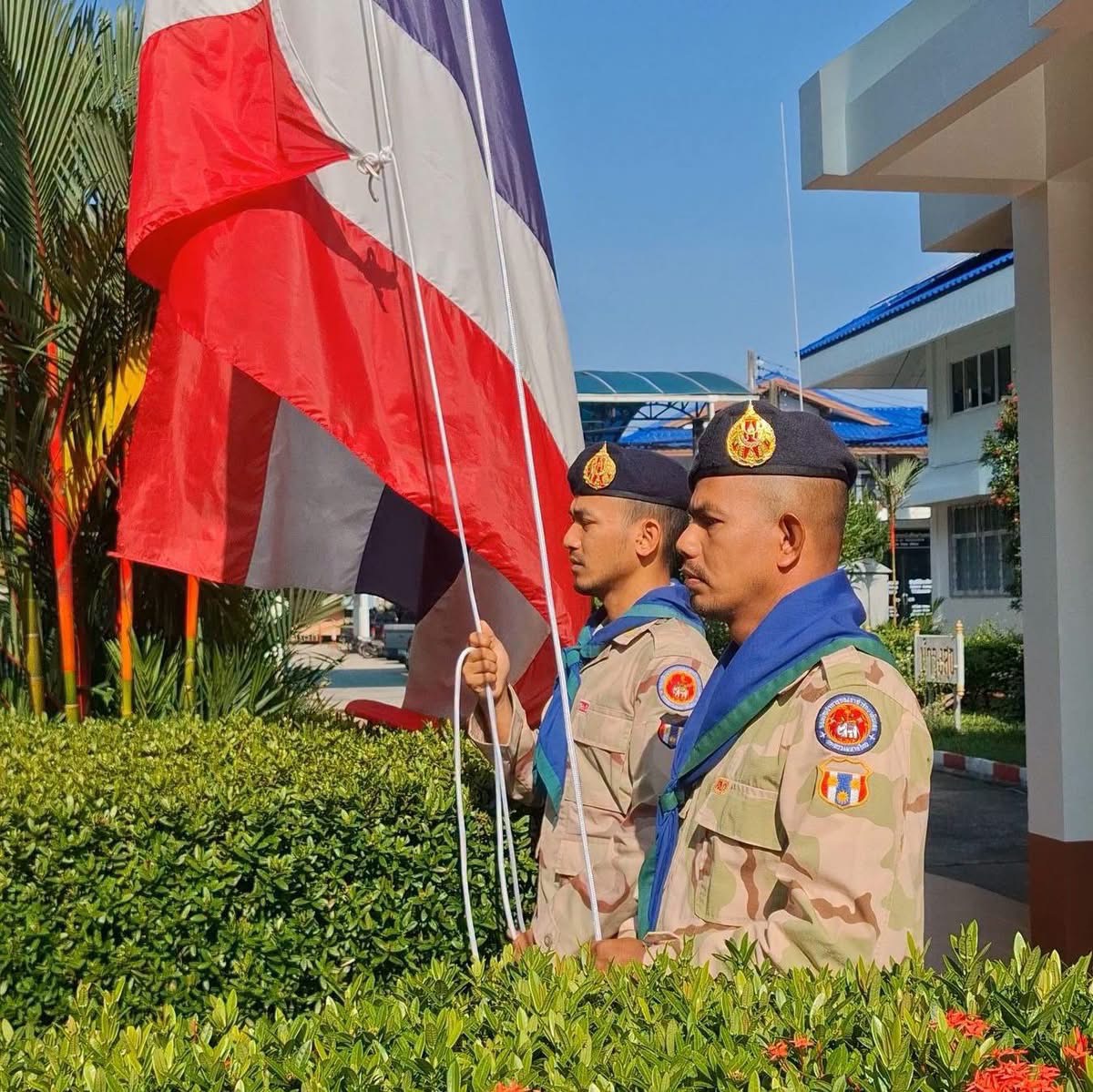 สำนักงานพัฒนาชุมชนอำเภอสุไหงโก-ลก ร่วมกิจกรรมเคารพธงชาติ