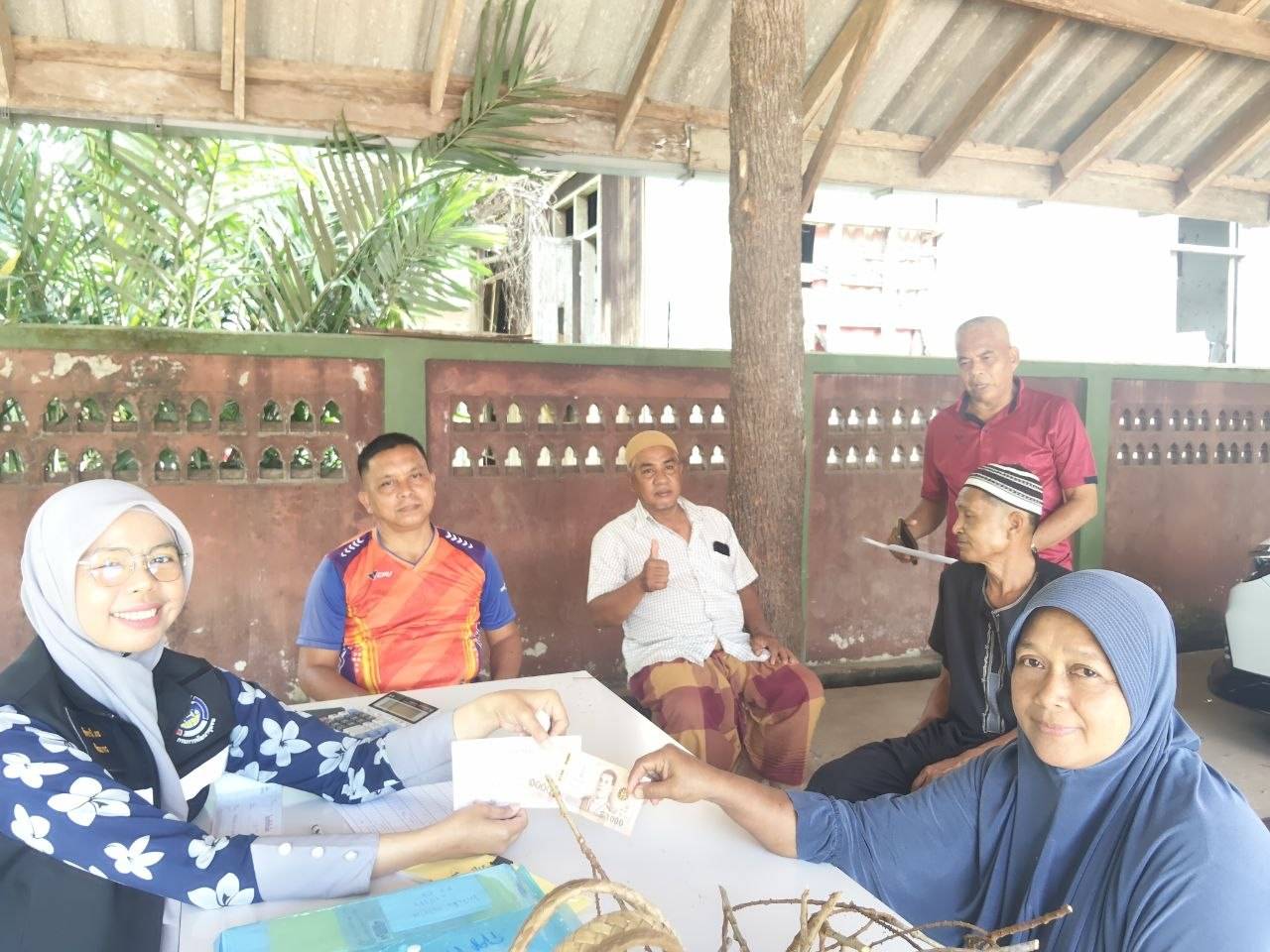 สำนักงานพัฒนาชุมชนอำเภอสุไหงโก-ลก ติดตามการดำเนินงานโครงการแก้ไขปัญหาความยากจน (กข.คจ.) บ้านปูโยะ📢